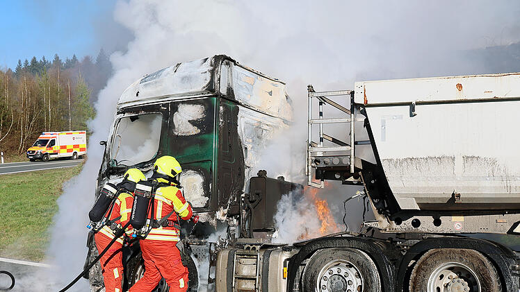 Lastwagen brennt auf A3