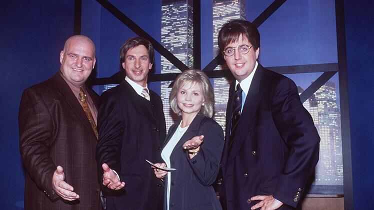 Von 2000 bis 2002 war Annette Frier festes Mitglied der Comedy-Sendung "Die Wochenshow". Das Bild zeigt sie an der Seite von Ingolf L&uuml;ck (2. v. links), Bastian Pastewka (rechts) und Markus Maria Profitlich.