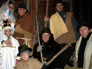 Ein Teil der Laienspielgruppe probt hier gerade für die Stallweihnacht (hintere Reihe, von links): Silke Simon als Maria, Karin Neubeck als Josef, Thomas Beierwaltes als Hirte sowie (vordere Reihe, von links) Alina Beierwaltes als kleiner Engel, Leon Beierwaltes als kleiner Hirte, Thekla Hümmer als Hirte und Christine Beckstein als Hirte. Foto: Susanne Deuerling