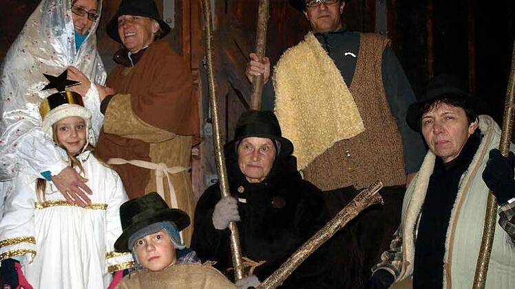 Ein Teil der Laienspielgruppe probt hier gerade für die Stallweihnacht (hintere Reihe, von links): Silke Simon als Maria, Karin Neubeck als Josef, Thomas Beierwaltes als Hirte sowie (vordere Reihe, von links) Alina Beierwaltes als kleiner Engel, Leon Beierwaltes als kleiner Hirte, Thekla Hümmer als Hirte und Christine Beckstein als Hirte. Foto: Susanne Deuerling