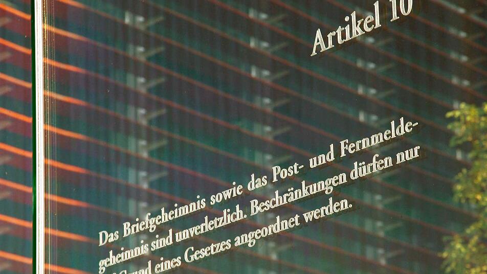 Das Briefgeheimnis sowie das Post- und Fernmeldegeheimnis sind unverletzlich. Beschränkungen dürfen nur auf Grund eines Gesetzes angeordnet werden. Der Artikel 10 des Grundgesetzes ist auf einer Glastafel im Berliner Regierungsviertel zu sehen. Foto: Wolfram Steinberg/dpa