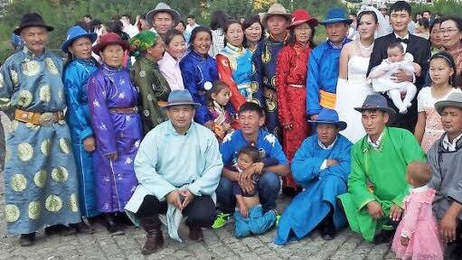 Bunt und gastfreundlich präsentierte sich dem deutschen Ingenieur die Mongolei, bei einem Besuch war er zu einer Hochzeit eingeladen.