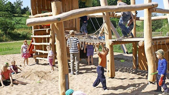 Die Kleinen haben den lang ersehnten neuen Spielplatz sofort in ihr Herz geschlossen. Foto: Neubecker