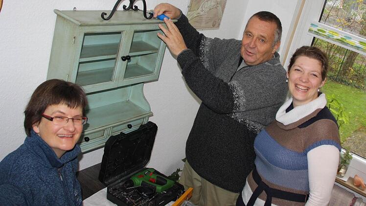 Sabine Haas (von links) ist immer froh, wenn Manfred Berner ihr hilft. Magdalene Dünisch koordiniert der Arbeit der "Hilfswerker". Foto: Ralf Ruppert