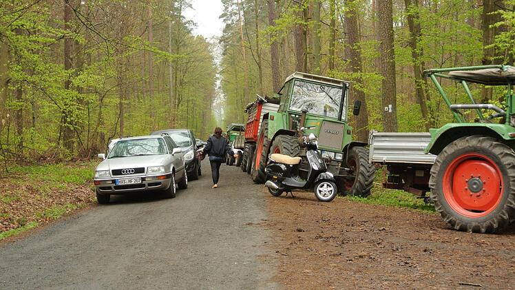 Jede Menge Fahrzeuge fanden sich bei Stettfeld am Deusdorfer Weg am Samstagmorgen: Showdown für Rechtler und Gemeinde.