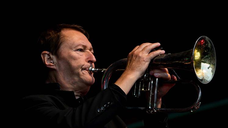 Wie Hans-Jürgen Buchner und seine Band Haindling ihr Konzert beim Tambacher Sommer zum ebenso gelungenen wie nachdenklich stimmenden Abend werden lassen.