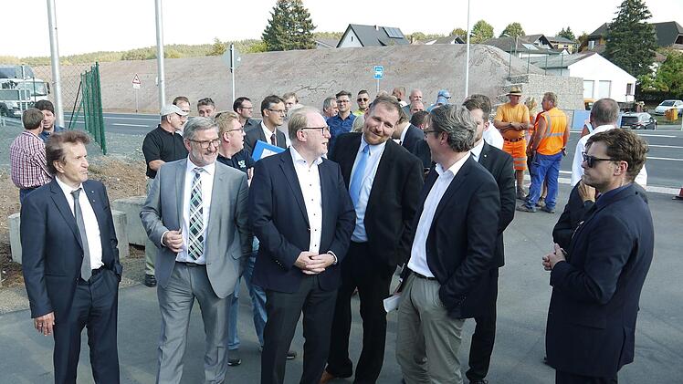 Impressionen von der feierlichen Verkehrsfreigabe des Neubauschnitts für die Bundesstraße 303 in und östlich von Oberelldorf.Foto: Berthold Köhler