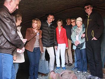 Bürgermeister Ludwig Wahl (Mitte) freute sich, dass so viele auf seinen Aprilscherz hereingefallen waren. Fotos: Karina Brock
