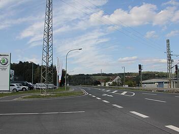 An der Einmündung des Autohauses Vetter in Richtung Norden wird die Fahrbahnerneuerung an der B 85 durchgeführt. Foto: Veronika Schadeck