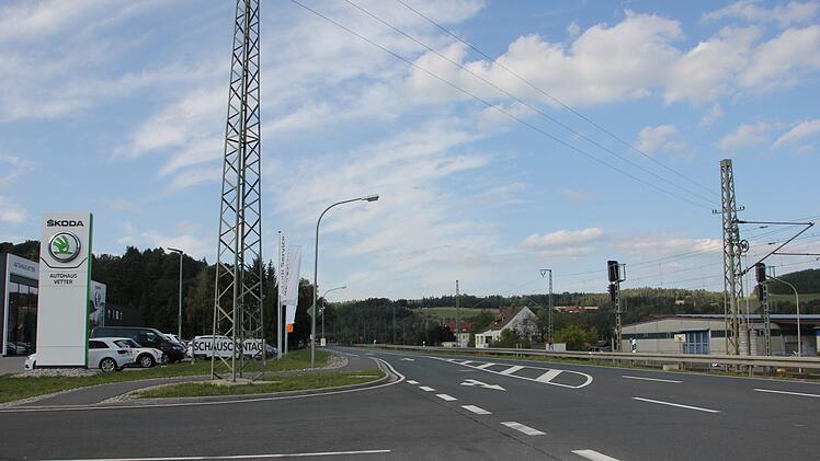 An der Einmündung des Autohauses Vetter in Richtung Norden wird die Fahrbahnerneuerung an der B 85 durchgeführt. Foto: Veronika Schadeck