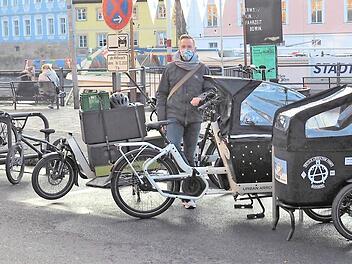Christian Hader (l.), Vorsitzender des Vereins "Lebenswertes Bamberg e.V.", und Alexander Wagner (r.) vom Amt für Verkehrsplanung an der neuen Abstellanlage für Lastenräder direkt neben dem Carbike-Port am Kranen.  Foto: Pressestelle/ Steffen Schützwohl