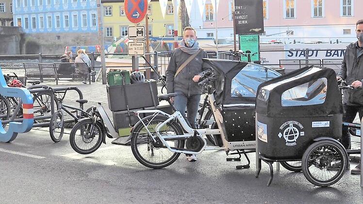Christian Hader (l.), Vorsitzender des Vereins "Lebenswertes Bamberg e.V.", und Alexander Wagner (r.) vom Amt für Verkehrsplanung an der neuen Abstellanlage für Lastenräder direkt neben dem Carbike-Port am Kranen.  Foto: Pressestelle/ Steffen Schützwohl