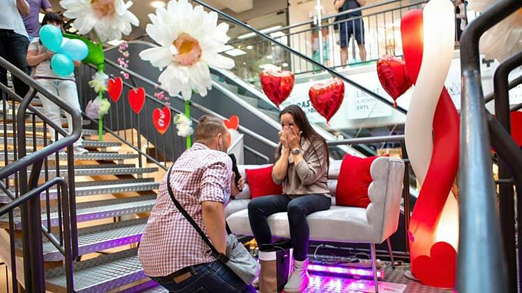 Heiratsantrag im Ertl-Zentrum: Paar verlobt sich in Shopping-Center