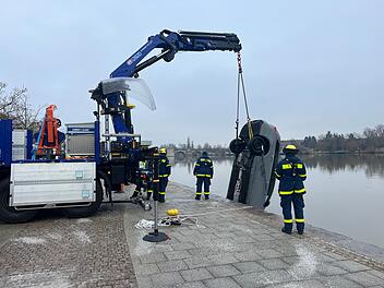 Auto stürzt bei Kitzingen in den Main