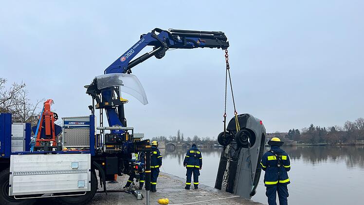 Auto stürzt bei Kitzingen in den Main