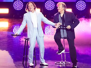 Bei der "Giovanni Zarrella Show" stehen die Schlagerlegenden Howard Carpendale (rechts) und Jürgen Drews gemeinsam auf der Bühne. Carpendale sorgt sich, es könne das letzte Mal gewesen sein.
