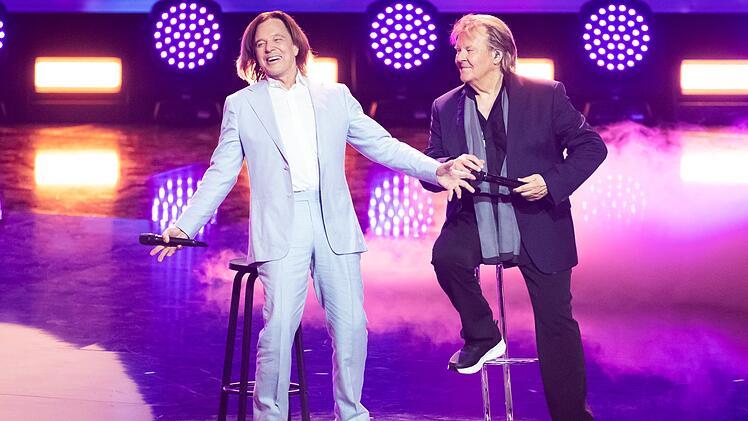 Bei der "Giovanni Zarrella Show" stehen die Schlagerlegenden Howard Carpendale (rechts) und Jürgen Drews gemeinsam auf der Bühne. Carpendale sorgt sich, es könne das letzte Mal gewesen sein.