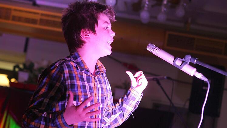 Schon der erste Teilnehmer, Julian Hickel, gab alles. Er sang das Lied "Party shaker".