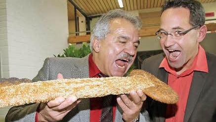 Zehn Jahre lang haben Bürgermeister Peter Hänel und Architekt Kersten Schöttner gemeinsame Sache gemacht. Bei der feierlichen Übergabe des Bildungszentrums fanden sie den Schlüssel zum Anbeißen.