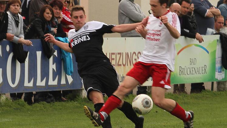 Dominik Rippstein (links), der zuletzt fehlte, ist beim Saisonfinale gegen den TSV Lengfeld wieder im Kader des FC Sand.