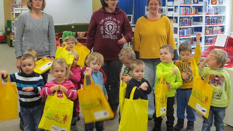 Der Kindergarten Wildflecken war zu Besuch in der Gemeinde-Bibliothek, um die Lesestart-Sets in Empfang zu nehmen. Hinter den Kindern stehen die Leiterin des Kindergartens, Susanne Raab, sowie das Bibliotheksteam Sabine Loeber und Heike Kettemer. Foto: Gemeinde-Bibliothek