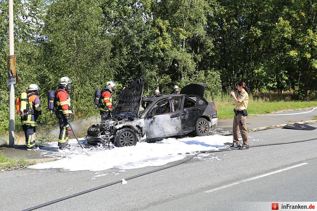 Fahrer entkommt aus brennendem Auto bei Hof