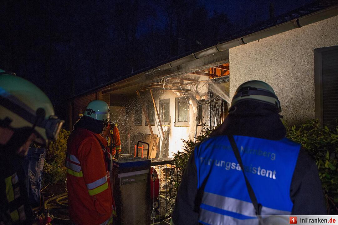 Fassade von Wohnhaus in Nuernberg fing Feuer