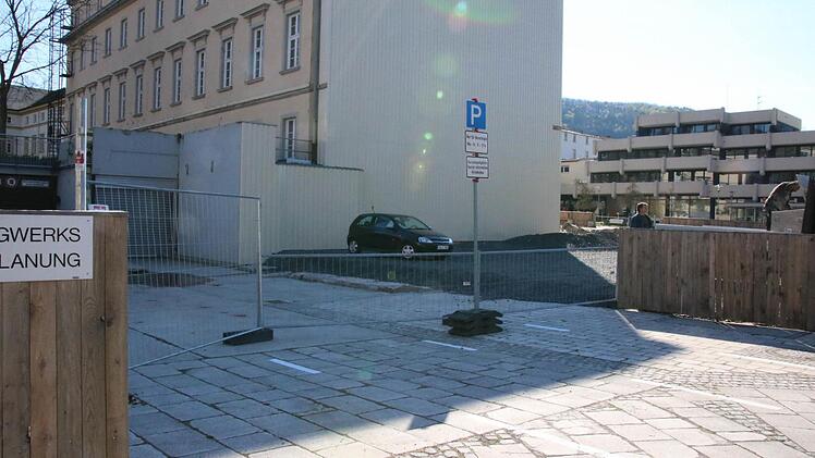 Auf der Zufahrt zur Tiefgarage sind Kurzzeit-Parkplätze entstanden. Foto: Ralf Ruppert