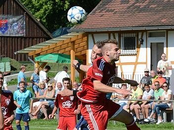 Beim Kreisklassen-Comeback des SV Morlesau/Windheim reichte es nicht zu den ersten Punkten. Ins Kopfball-Duell gehen hier Westheims Fabian Beck und SVler Matthias Schumm (rechts). Foto: ssp