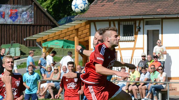 Beim Kreisklassen-Comeback des SV Morlesau/Windheim reichte es nicht zu den ersten Punkten. Ins Kopfball-Duell gehen hier Westheims Fabian Beck und SVler Matthias Schumm (rechts). Foto: ssp