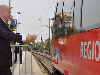 CSU-Landtagsabgeordneter Jürgen W. Heike tauft den Regionalexpress Neustadt bei Coburg mit einem Spritzer Sekt. Rainer Lutz