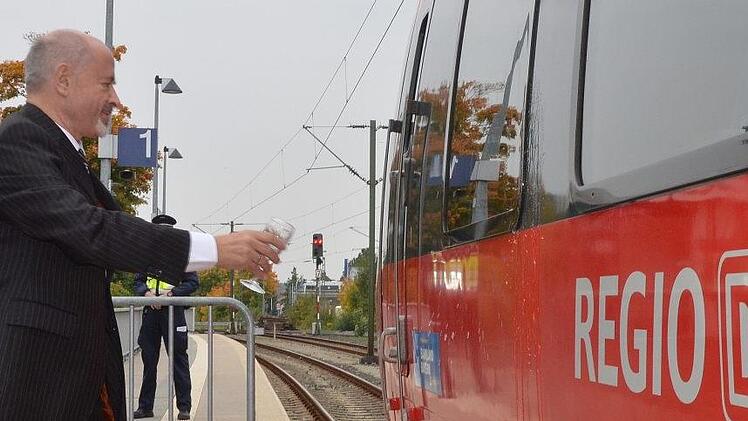 CSU-Landtagsabgeordneter Jürgen W. Heike tauft den Regionalexpress Neustadt bei Coburg mit einem Spritzer Sekt. Rainer Lutz