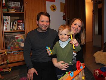 Mit Söhnchen Philipp zogen Ronny Zieger und Janka Linnemann zurück nach Bad Brückenau.  Foto: Birgit Will