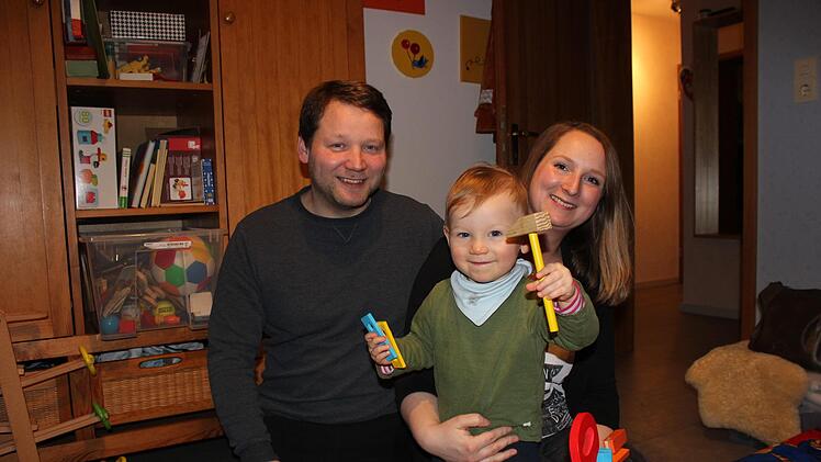 Mit Söhnchen Philipp zogen Ronny Zieger und Janka Linnemann zurück nach Bad Brückenau.  Foto: Birgit Will