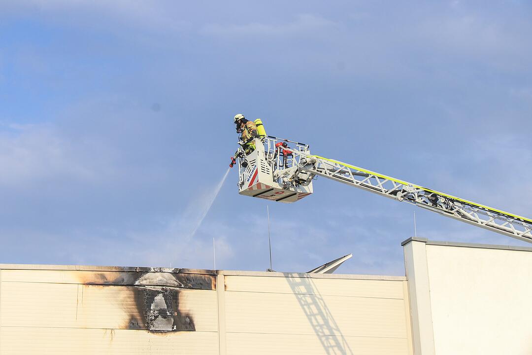 Brand in Lagerhalle in Bamberg