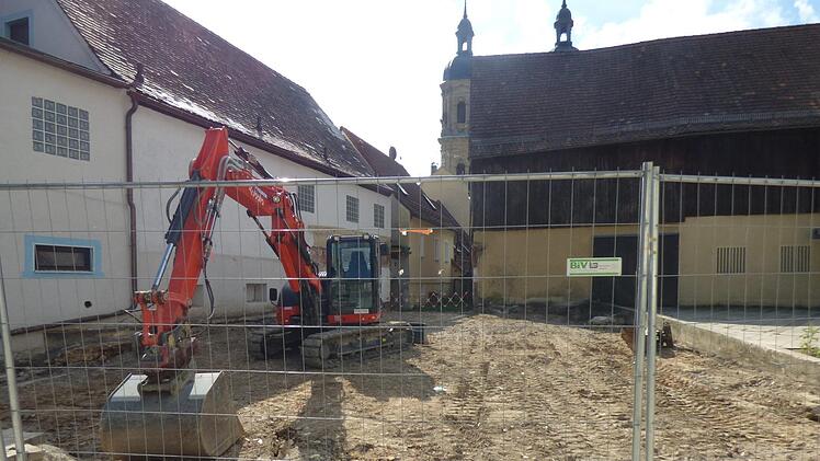 Die abgebrannte Asylunterkunft im ehemaligen griechischen Restaurant "Akropolis" gegenüber dem Rathaus wurde von der Gemeinde erworben  und nun abgerissen. Einstimmig beschloss der Marktgemeinderat, dass auf dem Grundstück Burgstraße 7 ein provisorischer Parkplatz mit Schotteroberfläche errichtet wird. Foto: Thomas Weichert