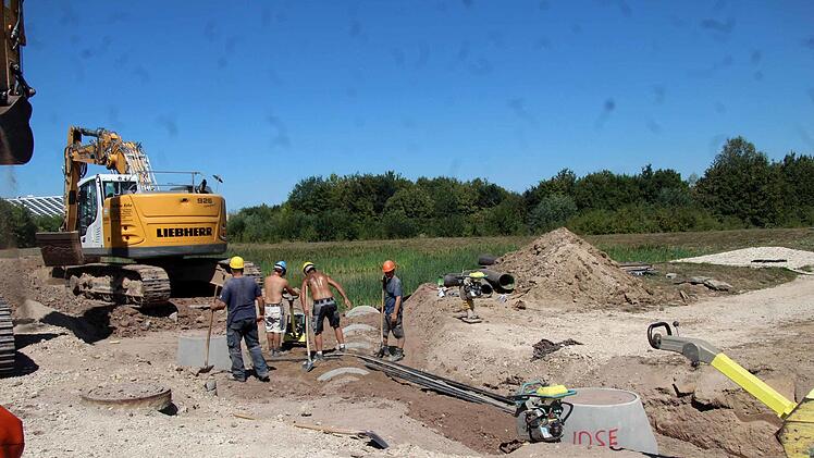 Die Bauarbeiter sind nicht zu beneiden.   Foto: Richard Sänger