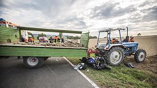 Unfall im Kreis Ha&szlig;berge: Motorradfahrer prallt gegen Traktor-Anh&auml;nger