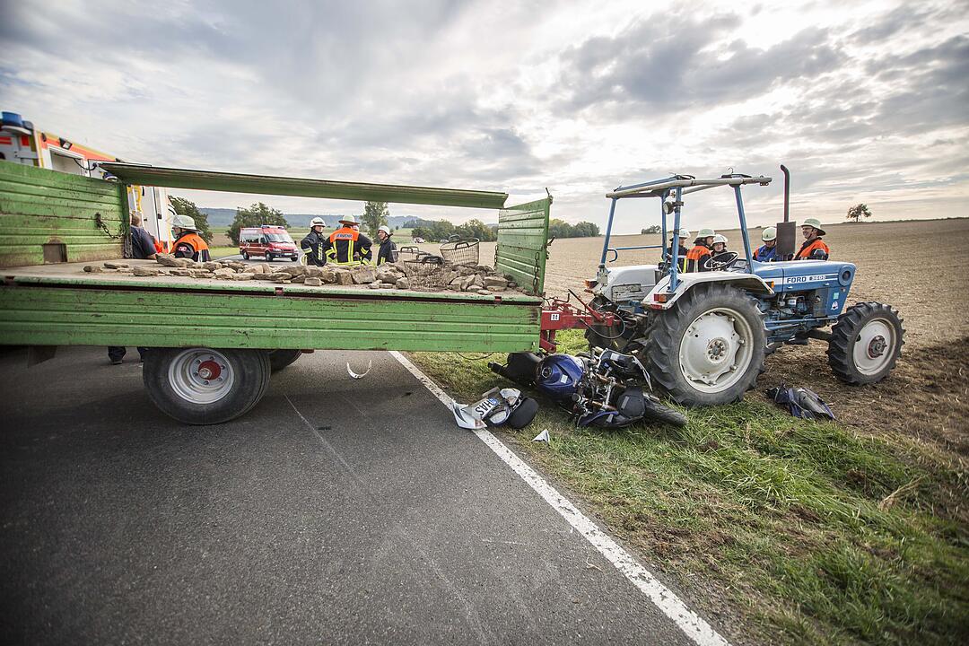 Unfall im Kreis Haßberge: Motorradfahrer prallt gegen Traktor-Anhänger