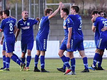Ronny Mangold (Nummer 2) sorgte in der Nachspielzeit des Spiels gegen den TSV Abtswind f&uuml;r den Siegtreffer f&uuml;r die Grabfeld-Gallier. Der Rest war Jubel bei den ersch&ouml;pften Gro&szlig;bardorfern.  Anand Anders