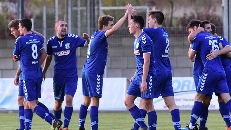 Ronny Mangold (Nummer 2) sorgte in der Nachspielzeit des Spiels gegen den TSV Abtswind f&uuml;r den Siegtreffer f&uuml;r die Grabfeld-Gallier. Der Rest war Jubel bei den ersch&ouml;pften Gro&szlig;bardorfern.  Anand Anders