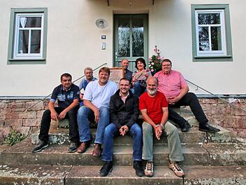 Das frühere Pfarrhaus von Kleinwenkheim wurde von Charlie Friedel und Anja  Heide (hinten, vor der Türe) saniert. Dafür bekamen sie vom Altstadtverein  den "Mürschter Nagel". Vorne auf dem Bild (v.l.) Kassier Wolfgang Joa,  Nachbar Peter Bieberich, Co-Vorsitzender Peter Braun, Co-Vorsitzender Oliver  Schikora, Co-Vorsitzender Josef Wilz und der Dritte Bürgermeister Andreas  Trägner. Foto: Dieter Britz