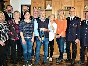 Dieter Zapf feierte kürzlich seinen 75. Geburtstag. Unser Bild zeigt den Jubilar (Mitte) mit mit Ehefrau Ingrid (rechts daneben) im Kreis der Gratulanten.  Foto: Werner Reißaus