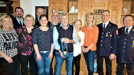 Dieter Zapf feierte kürzlich seinen 75. Geburtstag. Unser Bild zeigt den Jubilar (Mitte) mit mit Ehefrau Ingrid (rechts daneben) im Kreis der Gratulanten.  Foto: Werner Reißaus