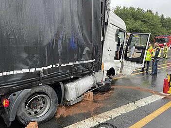 Lastwagen f&auml;hrt in Baustellenabsicherung
