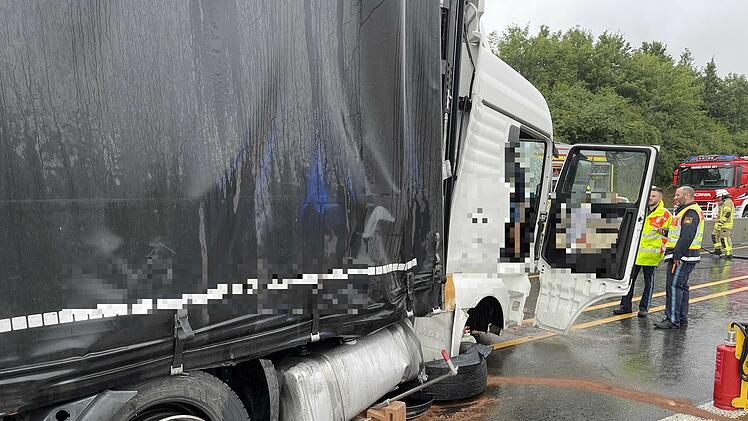 Lastwagen f&auml;hrt in Baustellenabsicherung