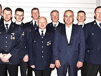 Die verdienten Feuerwehrkameraden sowie die neue Führungsmannschaft und der Vorstand der freiwilligen Feuerwehr von Pfaffendorf mit Erstem Bürgermeister Robert Hümmer, Kreisbrandrat Andreas Leikeim und den Führungskräften der Stützpunktwehr von Al...