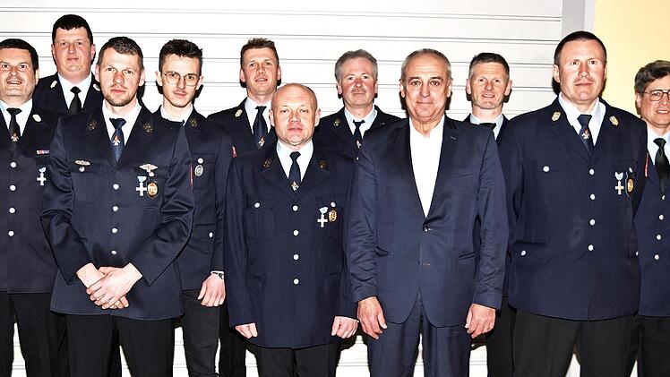Die verdienten Feuerwehrkameraden sowie die neue Führungsmannschaft und der Vorstand der freiwilligen Feuerwehr von Pfaffendorf mit Erstem Bürgermeister Robert Hümmer, Kreisbrandrat Andreas Leikeim und den Führungskräften der Stützpunktwehr von Al...