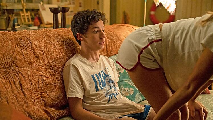 Maddie (Jennifer Lawrence) wackelt mit dem Hintern, doch bei Percy (Andrew Barth Feldman) rührt sich nicht viel.