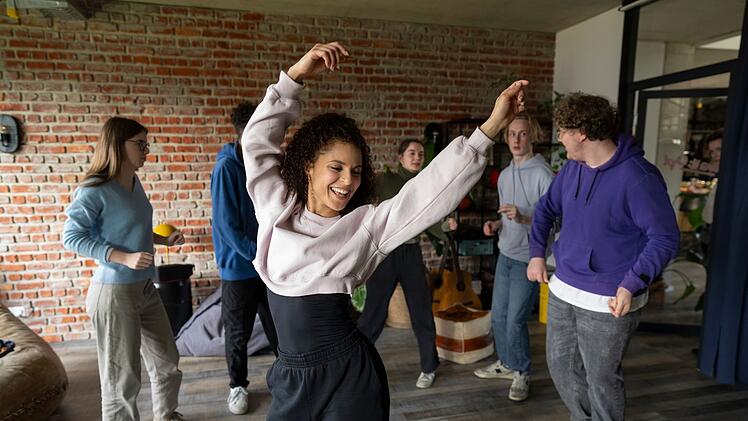 So entspannt sieht man Anw&auml;ltin Tessa Tilker (Patricia Meeden) eher selten. Ob sie es schafft, die problembelasteten Teenager mit ihrer Tanzeinlage zu motivieren und aus sich herauszuholen?